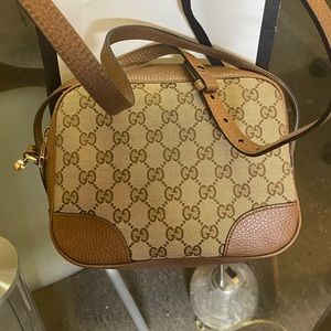 NWT (new with tags)Gucci crossbody camera bag, great for travel and everyday use